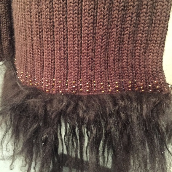 🧥Stylish Brown Sweater with Furry Fringe and Beaded Button - Size Medium 🍂🧥 - Picture 5 of 10